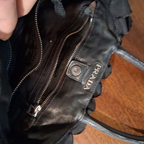 Elegant Prada Black Ruffled Women's Bag - Picture 12 of 15
